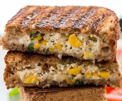 Sándwich de queso a la plancha con paneer y maíz
