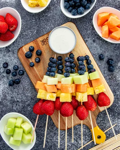 Brochetas de fruta arcoíris con dip de yogur