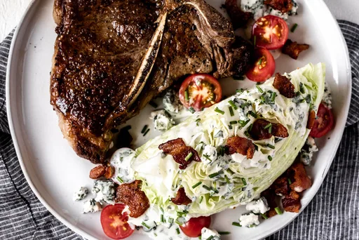Ensalada de cuña con aderezo de hierbas y suero de leche