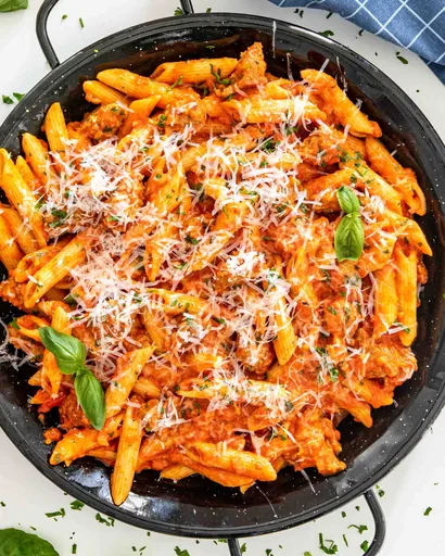 Pasta cremosa con salchicha y pimiento rojo