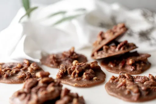 Pralines cremosos de nuez pecana y plátano al estilo Bananas Foster