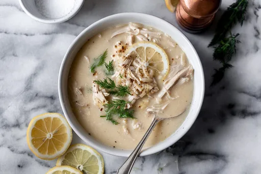 Sopa griega de pollo al limón y huevo (Avgolemono)