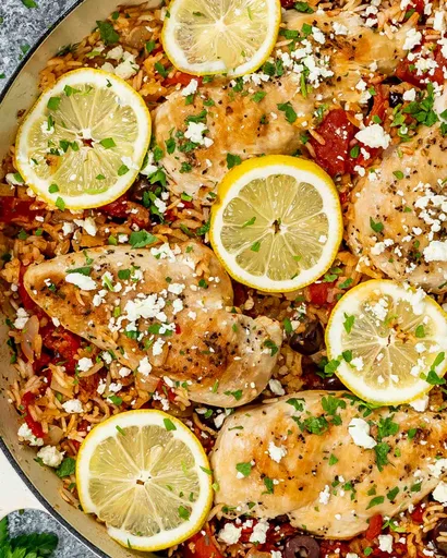 Sartén de pollo y arroz al estilo mediterráneo