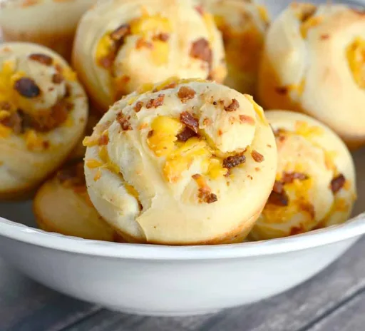 Panecillos de Tocino y Queso