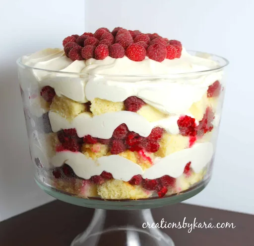 Postre en capas de tarta de queso y frambuesa