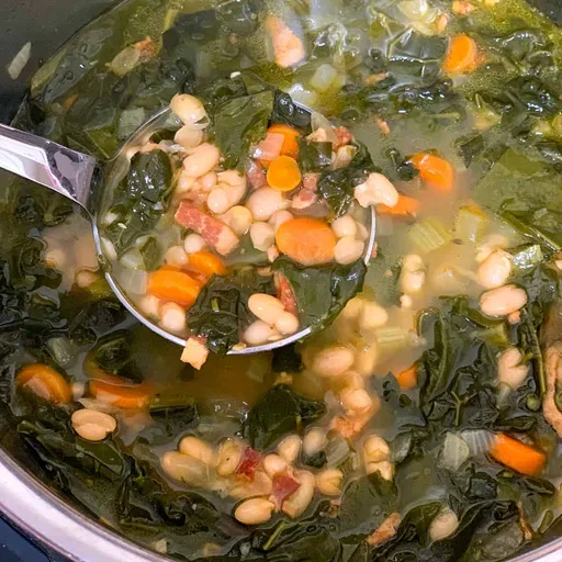 Sopa de Alubias Blancas y Col Rizada en Instant Pot