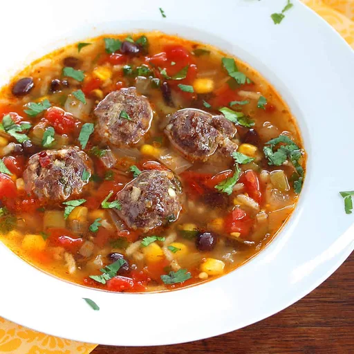 Sopa de albóndigas (sopa mexicana de albóndigas)
