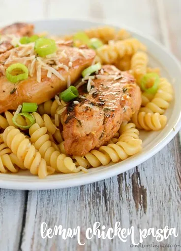 Pasta con pollo al limón