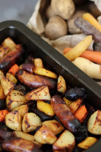 Bandeja de salchichas y mostaza al horno