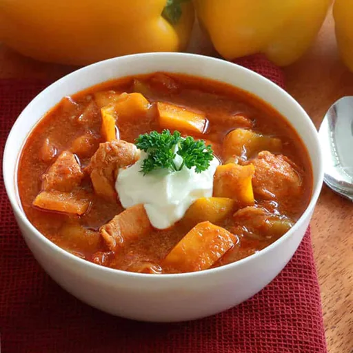 Gulasch húngaro de pollo