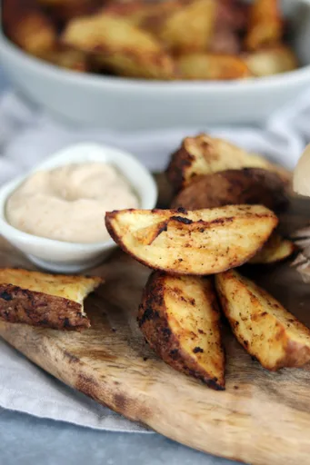 Gajos de patata al chipotle al horno
