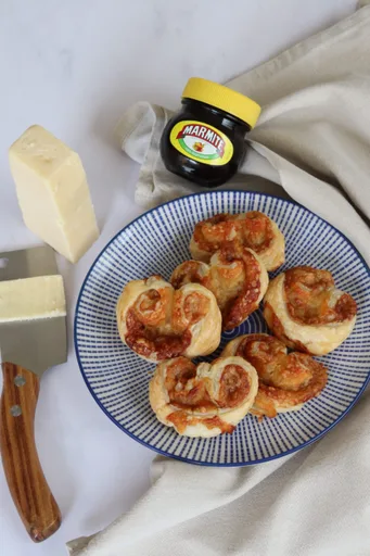 Palmeras de queso y Marmite