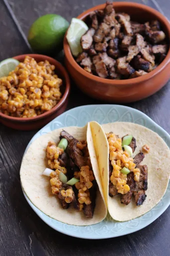 Tacos de cerdo al pasilla