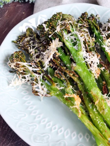 Brotes de brócoli asados con parmesano