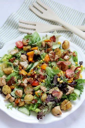 Ensalada sencilla de pollo y tocino