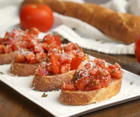Bruschetta de tomate y albahaca