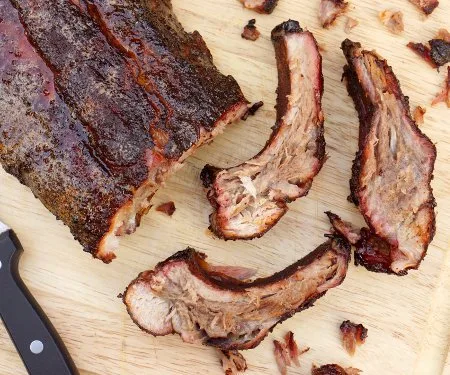 Costillar de cerdo ahumado a la pimienta con glaseado de bourbon y arce