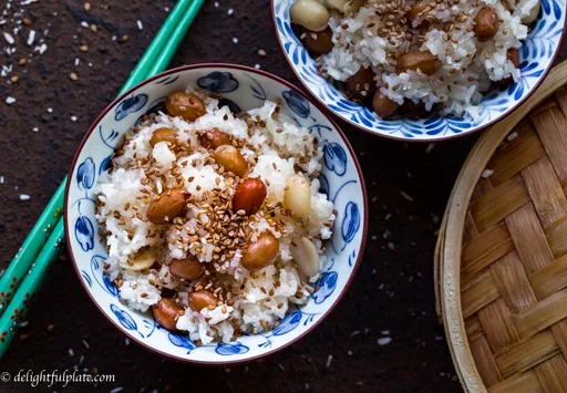 Arroz glutinoso al vapor con cacahuetes (Xoi dau phong/Xoi lac)