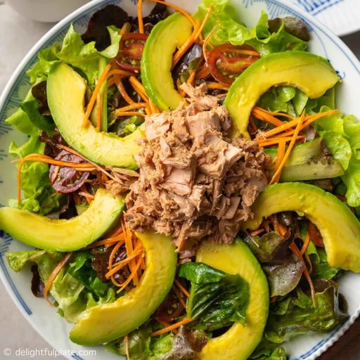 Ensalada de Aguacate y Atún con Aderezo de Salsa de Soja
