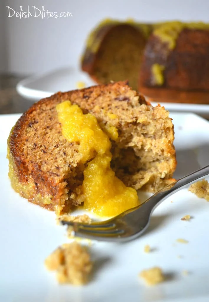 Gâteau à la banane et à l’ananas avec un filet d’ananas et de citron vert