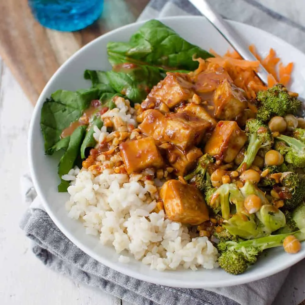 Bol budista de tofu con cacahuete