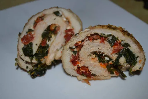 Rollitos de pollo con espinacas, queso feta y tomates secos