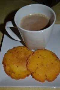 Arepuelas colombianas (arepas fritas con semillas de anís)