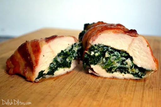 Pechugas de pollo rellenas de espinacas y envueltas en tocino