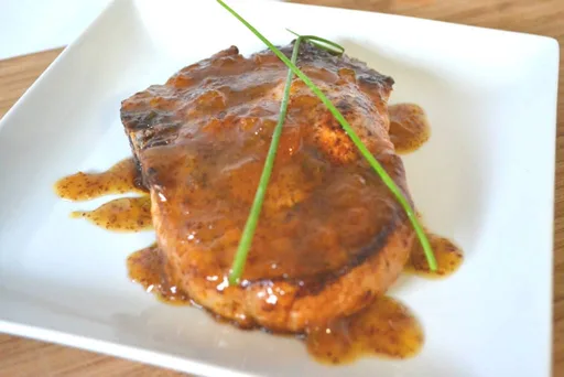 Chuletas de cerdo glaseadas con melocotón y mostaza