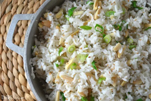 Arroz tostado con almendras y cebolleta