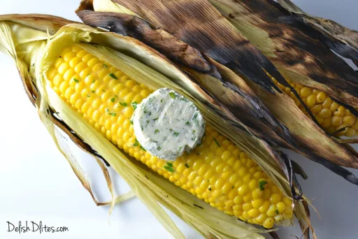 Maíz a la parrilla con mantequilla de hierbas y parmesano