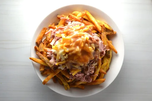Patatas fritas cargadas con pernil al estilo puertorriqueño