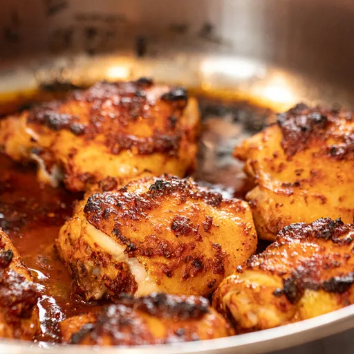 Pollo asado jugoso en marinada de tomate