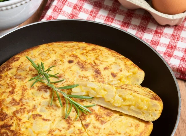 Receta para hacer la famosa 'Tortilla de Patatas' del chef Karlos Arguiñano con pocos ingredientes y en menos de 15 minutos
