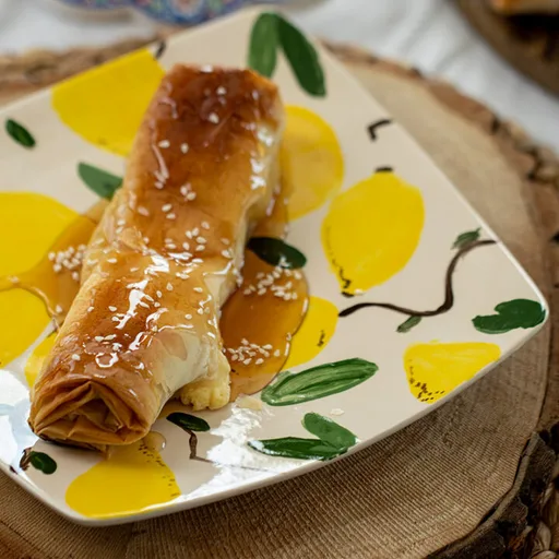 Paquetitos crujientes de feta en masa filo con miel y sésamo