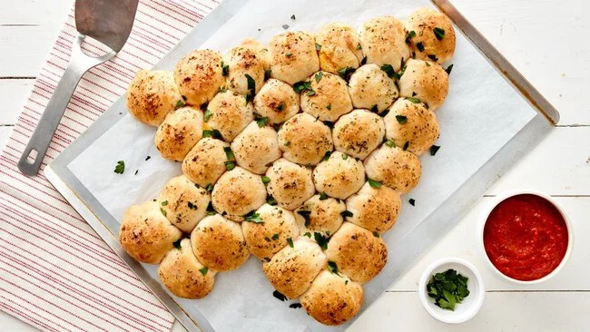 Receta de árbol de Navidad de bolitas de pan y queso para botanear antes de la cena