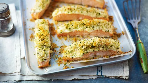 Salmón con costra crujiente de queso parmesano. Receta en freidora de aire para una cena de Navidad rápida y sin complicaciones
