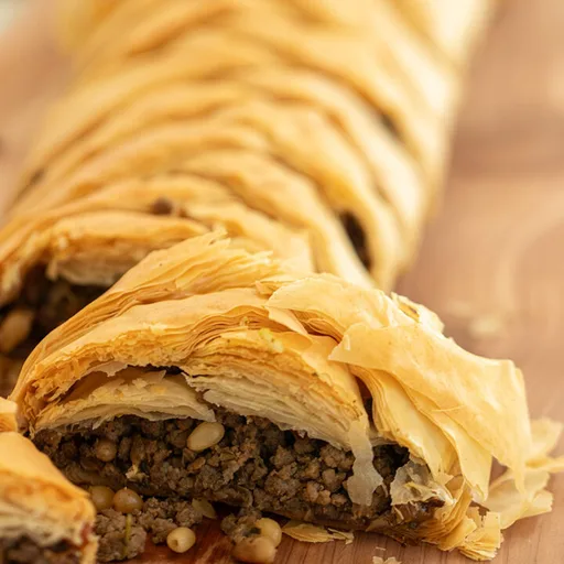 Trenzas de pasta filo con carne griega kreatopita (Pastel de carne) de dos maneras: Clásico y relleno festivo