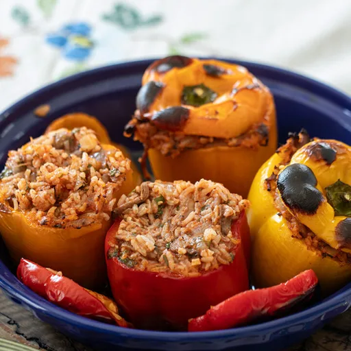 Pimientos Rellenos al Estilo Griego con Ternera Desmenuzada y Arroz
