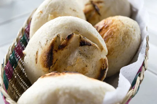 Cómo hacer arepas colombianas con queso. Receta rápida y fácil para desayunar