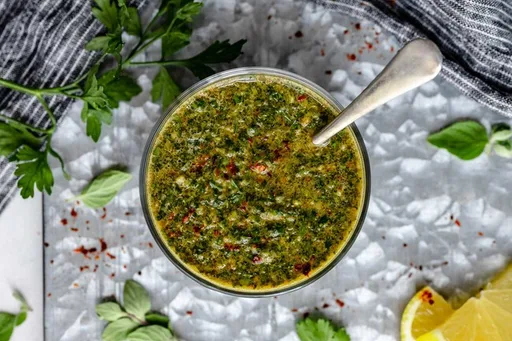 Cómo hacer chimichurri: la salsa ideal para acompañar desde pizza hasta cortes de carne asada