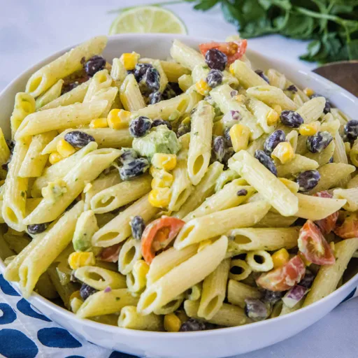 Ensalada de pasta cremosa con aguacate