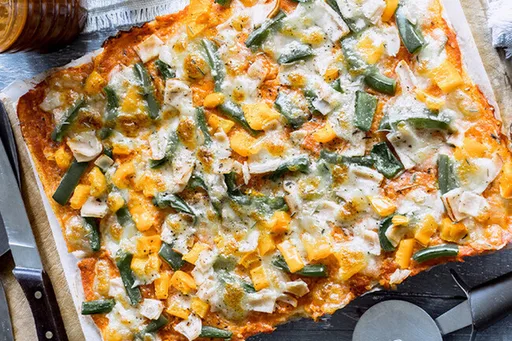 Pizza de pimiento y jamón hecha con pan de caja. Receta fácil y rápida