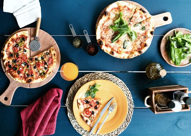 Prepara la pizza de sartén más crujiente y con mucho queso en casa