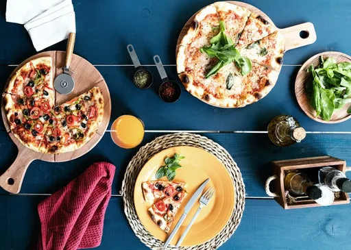 Prepara la pizza de sartén más crujiente y con mucho queso en casa