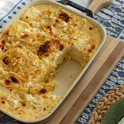 Pasta a los tres quesos al estilo griego con bechamel cremosa