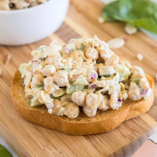 Ensalada de «pollo» con garbanzos