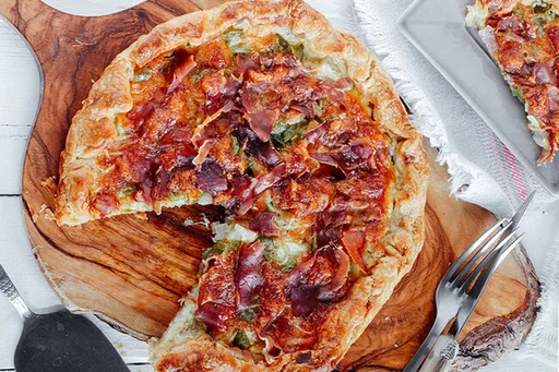 Tarta salada de jamón serrano y mozzarella. Receta fácil para la cena