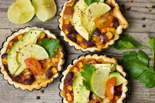 Tartaletas de frijoles, queso y aguacate. Receta mexicana para tentempié