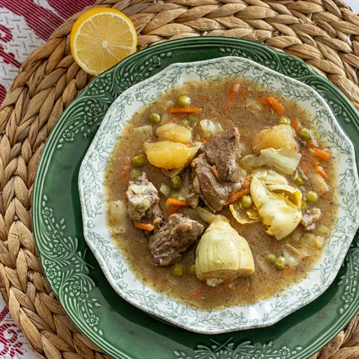 Estofado Griego de Ternera de Primavera con Alcachofas y Guisantes